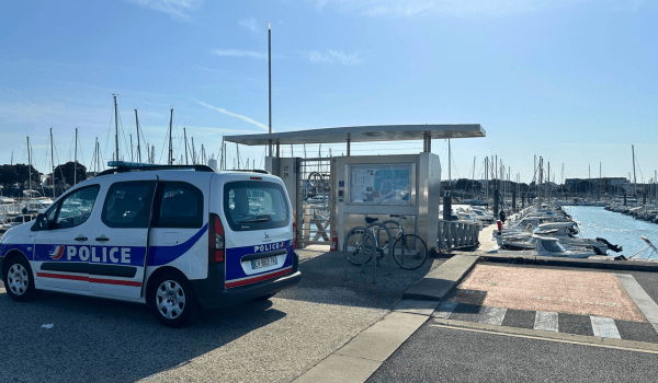 La police était encore présente ce jeudi un peu avant midi avant de déterminer les circonstances du drame | TL - INF la Rochelle
