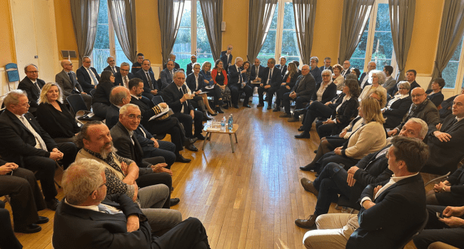 Une cinquantaine d'élus du département étaient présents à la préfecture de Charente-Maritime pour échanger avec François Bayrou | TL - INF La Rochelle