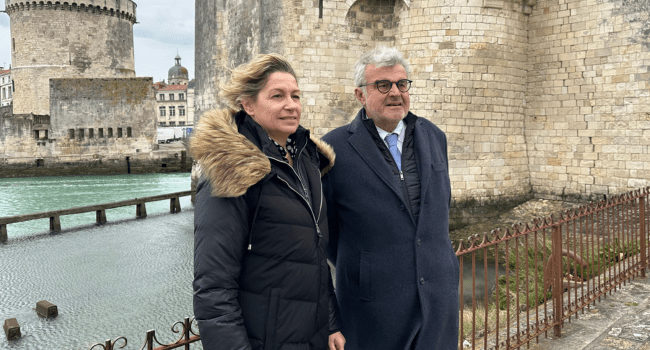 La ministre a fait un petit détour devant la tour Saint-Nicolas à la Rochelle, qui est actuellement menacé et en travaux | TL - INF la Rochelle