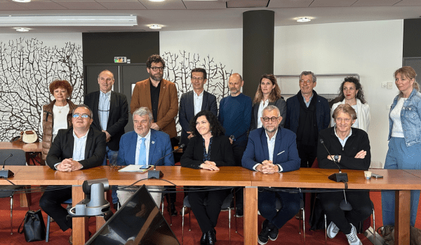 Jean-François Fountaine, accompagné de la directrice du groupe hospitalier, d'élus et de membres de l'hôpital, après le vote de la motion appelant à l'unité autour du projet | TL - INF La Rochelle