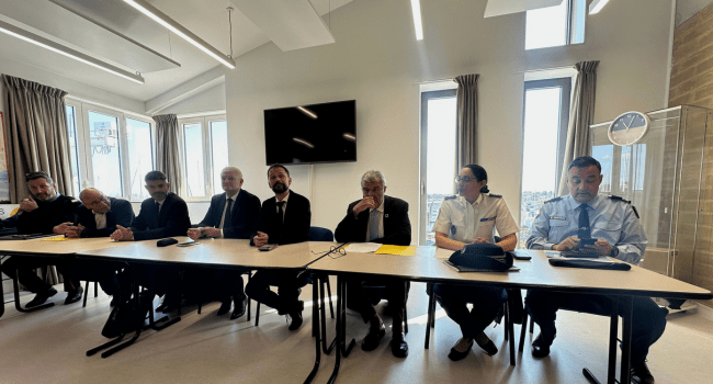 Le député Olivier Falorni, le maire Jean-François Fountaine, le procureur Arnaud Laraize et le préfet Brice Blondel, accompagnés des représentants du port, des douanes, de la gendarmerie et de la police | TL - INF la Rochelle