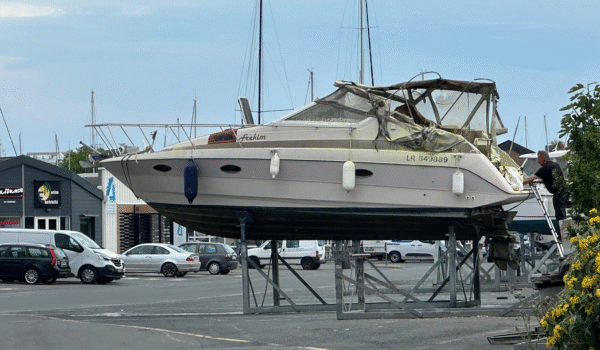 Le bateau a été rapidement sorti de l'eau afin d'éviter tout risque de pollution | TL - INF la Rochelle