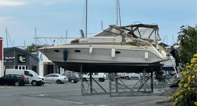Le bateau a été rapidement sorti de l'eau afin d'éviter tout risque de pollution | TL - INF la Rochelle