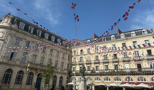 Les drapeaux ont déjà été installés sur la place de l’Hôtel de Ville à La Rochelle. | TL - INF La Rochelle