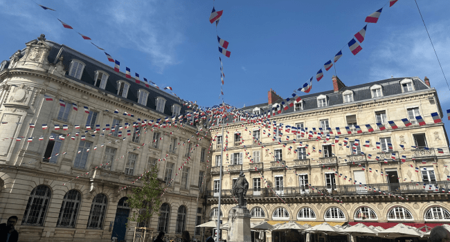 Les drapeaux ont déjà été installés sur la place de l’Hôtel de Ville à La Rochelle. | TL - INF La Rochelle