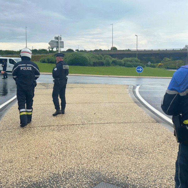 La police nationale a mené une opération de contrôle ce mardi matin au pied du pont de l'île de Ré | TL - INF La Rochelle