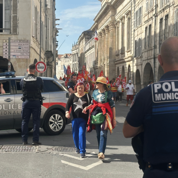 La police nationale et la police municipale de La Rochelle sécurisent la manifestation du 1er mai | TL - INF La Rochelle