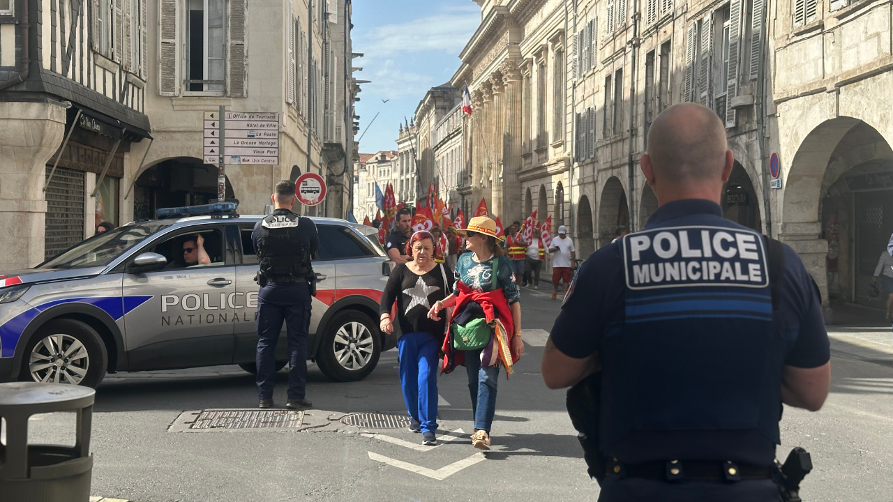 La police nationale et la police municipale de La Rochelle sécurisent la manifestation du 1er mai | TL - INF La Rochelle