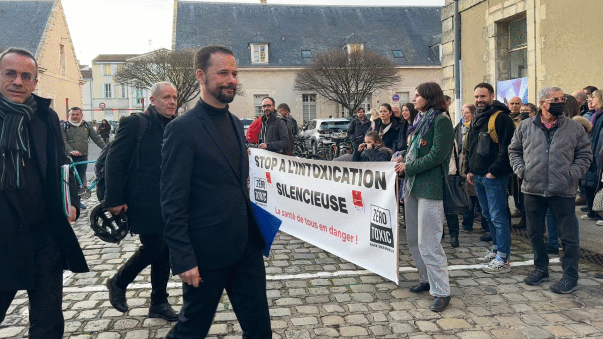 Le préfet de Charente-Maritime face aux manifestants de Zéro Toxic lors d'une précédente réunion publique | TL - INF la Rochelle