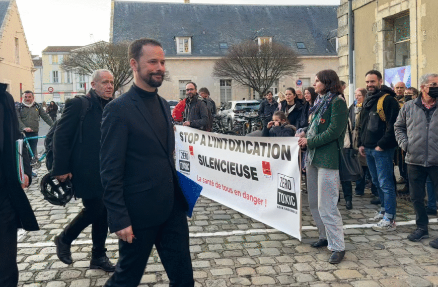Le préfet de Charente-Maritime face aux manifestants de Zéro Toxic lors d'une précédente réunion publique | TL - INF la Rochelle