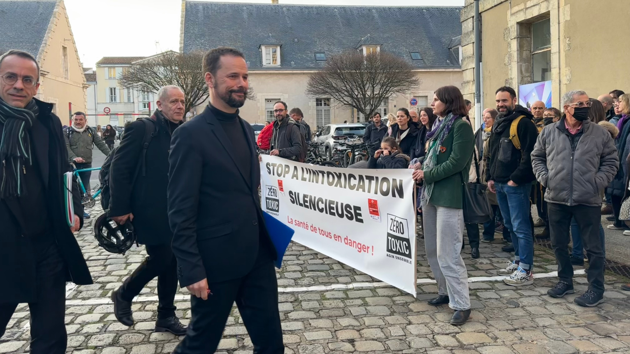 Le préfet de Charente-Maritime face aux manifestants de Zéro Toxic lors d'une précédente réunion publique | TL - INF la Rochelle