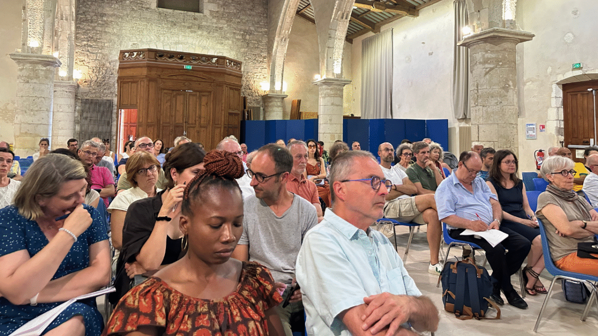 Moins d’une centaine de personnes ont assisté à la réunion, un chiffre bien en deçà des précédentes, qui avaient rassemblé plusieurs centaines de participants | TL - INF la Rochelle