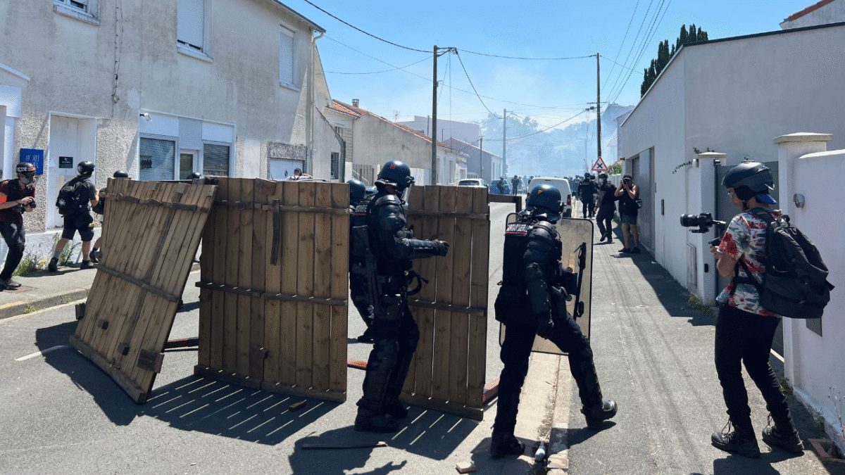 Les éléments radicaux ont formé des barricades afin de ralentir l'avancée des gendarmes | TL - INF La Rochelle