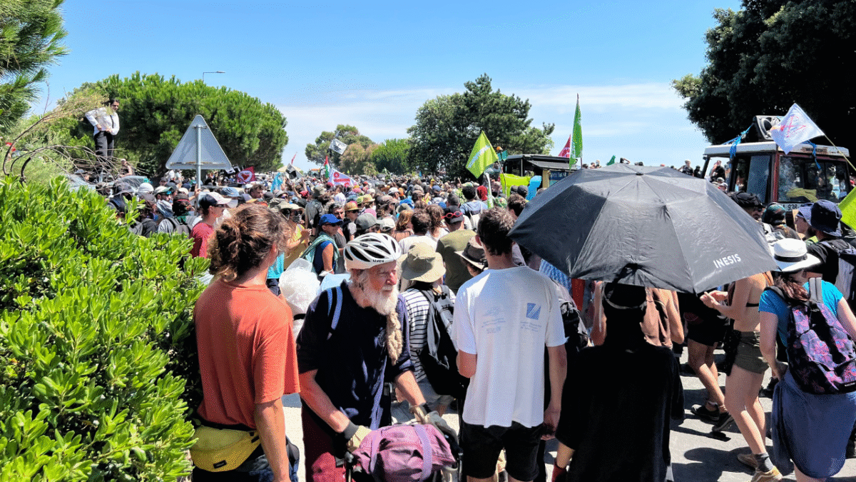 Plusieurs milliers de personnes, dont une majorité de manifestants pacifiques, se sont rassemblées à La Rochelle. | TL - INF La Rochelle