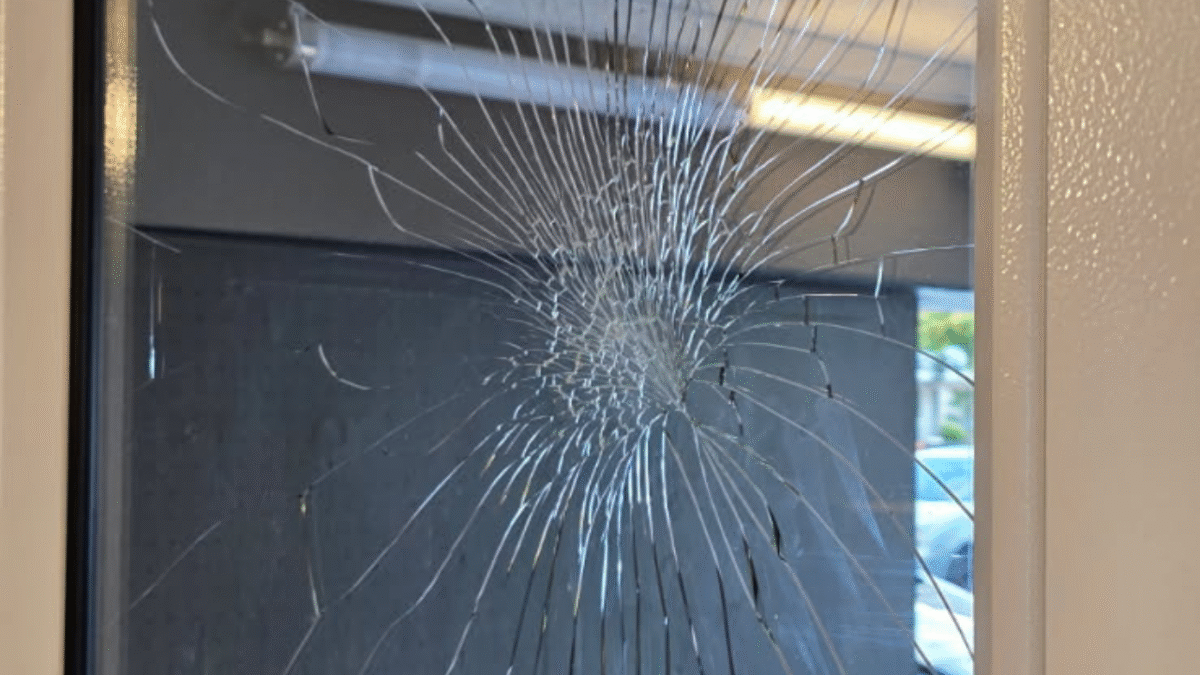 L’un des impacts de balle sur les vitres du hall du bâtiment Schuman, à La Rochelle | DR