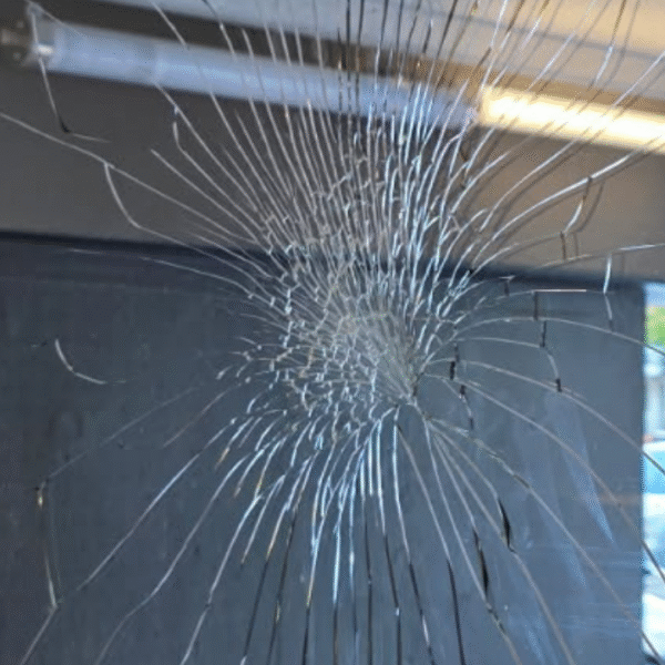 L’un des impacts de balle sur les vitres du hall du bâtiment Schuman, à La Rochelle | DR