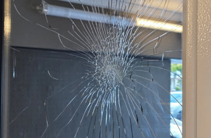 L’un des impacts de balle sur les vitres du hall du bâtiment Schuman, à La Rochelle | DR