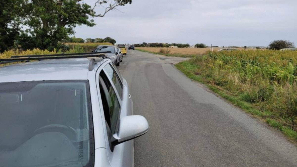 Le maire de l’Houmeau dénonce le stationnement sur le bas-côté de la route, tandis que la mairie de La Rochelle indique que cette situation n’aurait lieu que les jours de grand match. | DT - Jean-Luc Algay