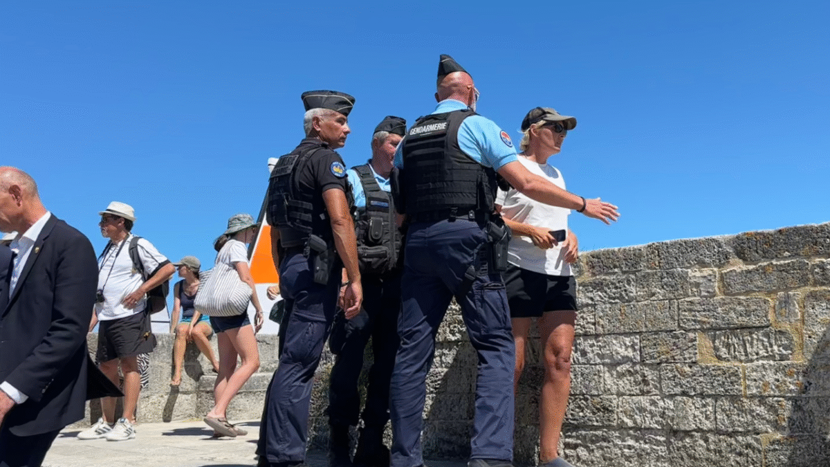 Une femme contrôlée par la gendarmerie après avoir interpellé François Bayrou sur l'île d'Aix | TL - INF la Rochelle