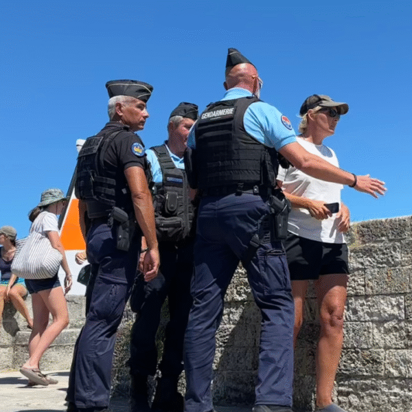 Une femme contrôlée par la gendarmerie après avoir interpellé François Bayrou sur l'île d'Aix | TL - INF la Rochelle