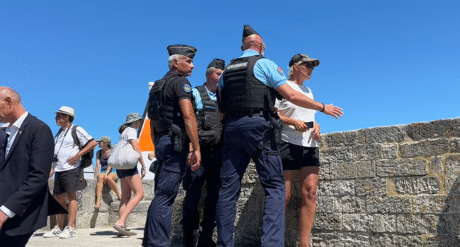 Une femme contrôlée par la gendarmerie après avoir interpellé François Bayrou sur l'île d'Aix | TL - INF la Rochelle