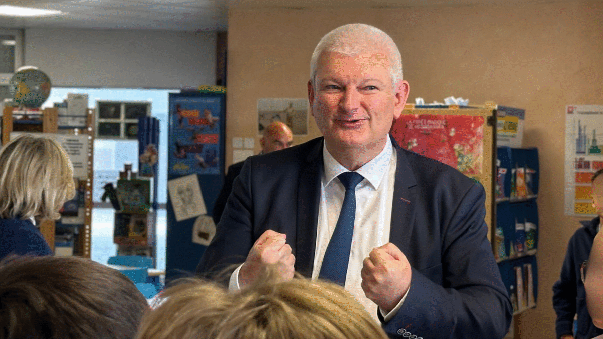 Olivier Falorni devant les élèves du collège Beauregard ce lundi à La Rochelle | TL - INF la Rochelle