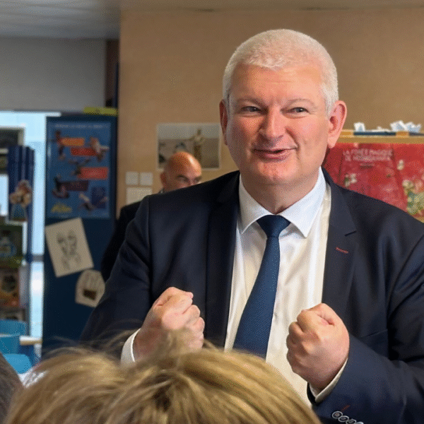Olivier Falorni devant les élèves du collège Beauregard ce lundi à La Rochelle | TL - INF la Rochelle