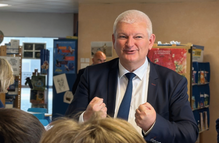 Olivier Falorni devant les élèves du collège Beauregard ce lundi à La Rochelle | TL - INF la Rochelle