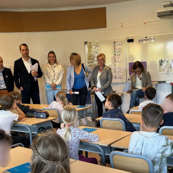 Le maire Thibaut Guiraud entouré de son équipe municipale à visité l'école Barthélémy Profit | TL - INF la Rochelle