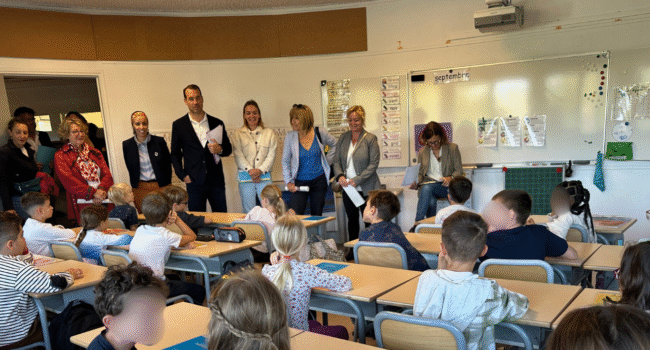 Le maire Thibaut Guiraud entouré de son équipe municipale à visité l'école Barthélémy Profit | TL - INF la Rochelle