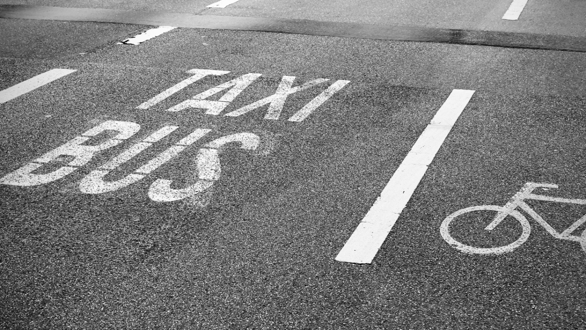 voie de bus, taxi, piste cyclable