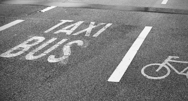 voie de bus, taxi, piste cyclable