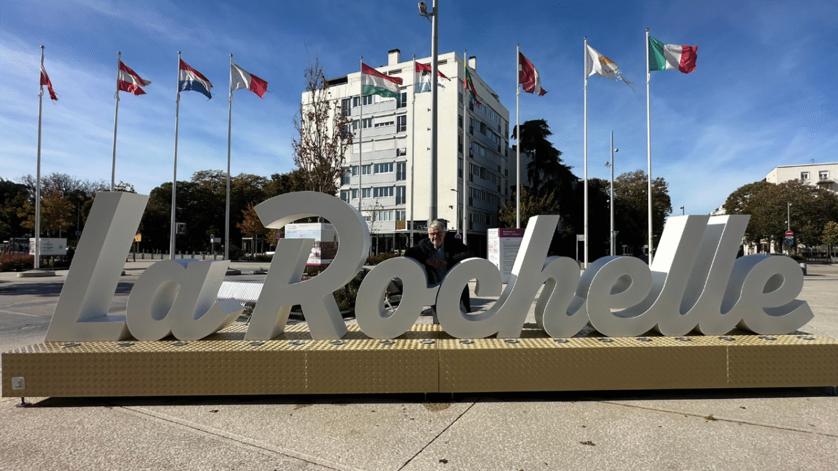 Jean-François Fountaine a pris la pose sur les lettres « La Rochelle » | TL - INF La Rochelle