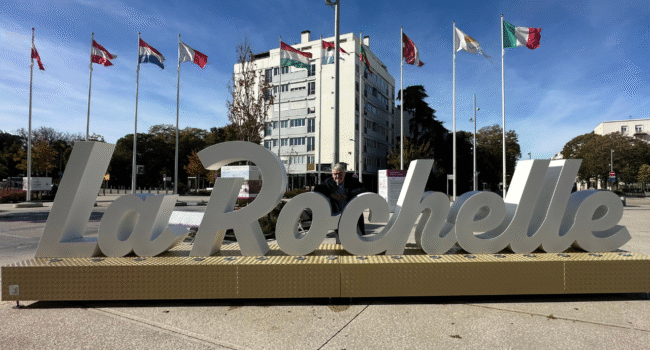 Jean-François Fountaine a pris la pose sur les lettres « La Rochelle » | TL - INF La Rochelle