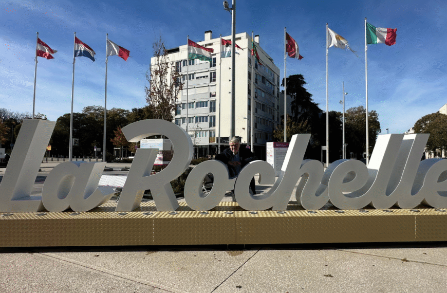 Jean-François Fountaine a pris la pose sur les lettres « La Rochelle » | TL - INF La Rochelle