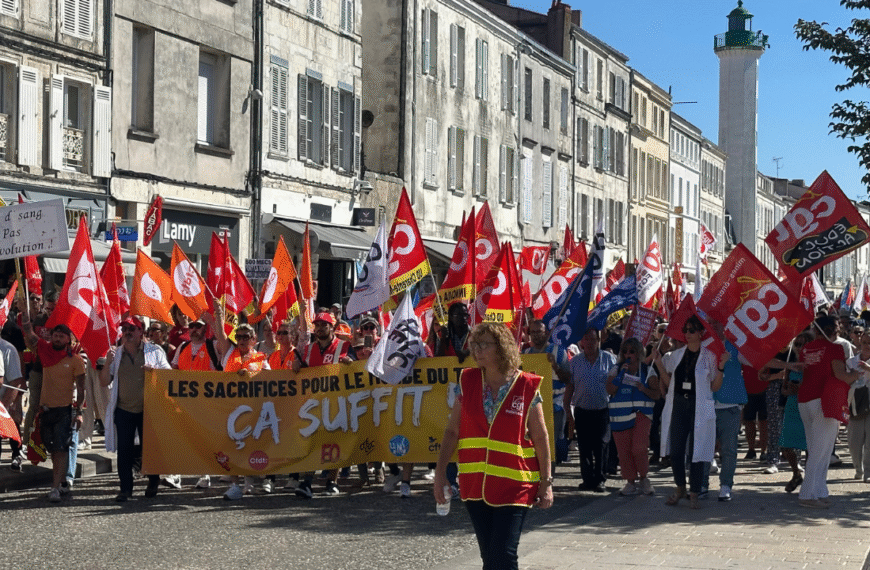 Près de 2 000 à 2 500 personnes étaient présentes à la manifestation du 18 septembre à La Rochelle | TL - INF La Rochelle CGT, manifestation, la rochelle, vieux port