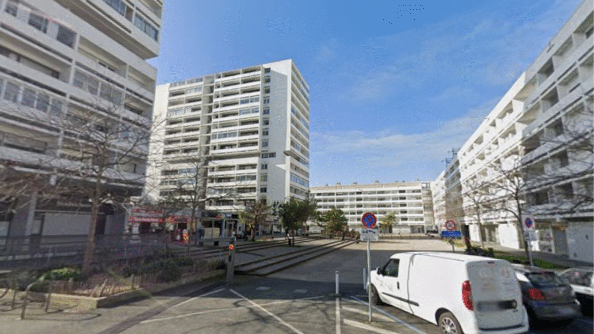 La place de l'Europe dans le quartier de Mireuil à La Rochelle | Google Maps