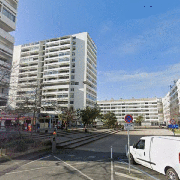 La place de l'Europe dans le quartier de Mireuil à La Rochelle | Google Maps