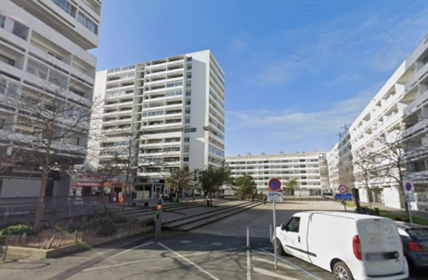 La place de l'Europe dans le quartier de Mireuil à La Rochelle | Google Maps