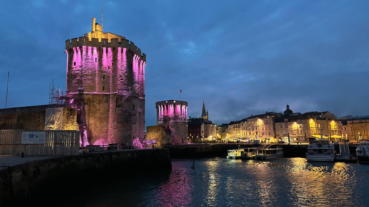 Les Tours de La Rochelle illuminées à l’occasion d’Octobre Rose | TL - INF La Rochelle