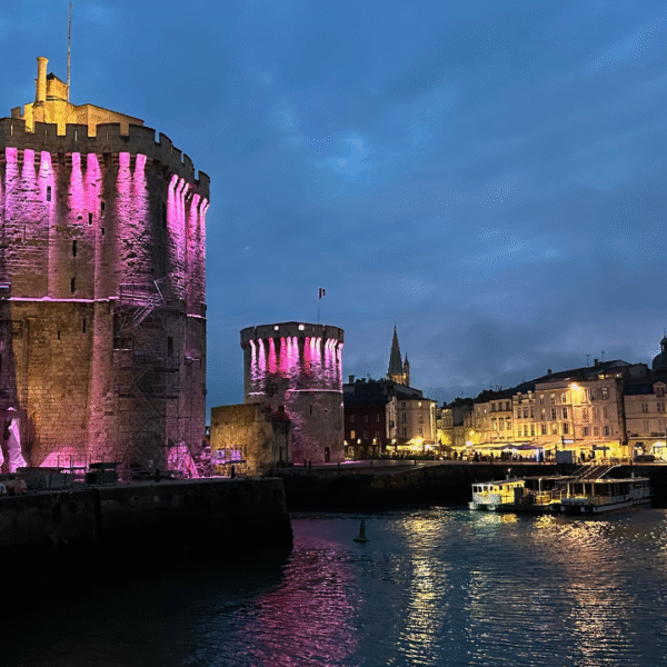 Les Tours de La Rochelle illuminées à l’occasion d’Octobre Rose | TL - INF La Rochelle