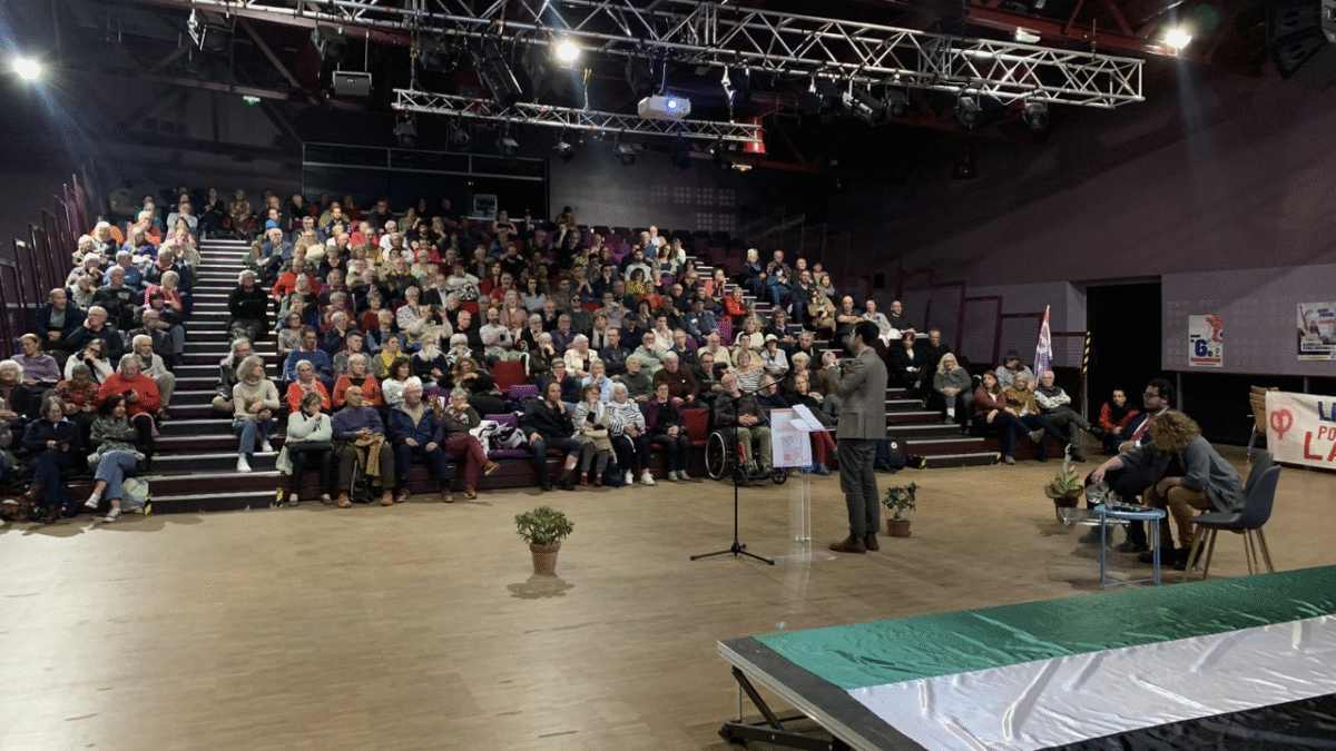 300 personnes étaient présentes à La Rochelle ce vendredi soir | Valentin Boulay - LFI