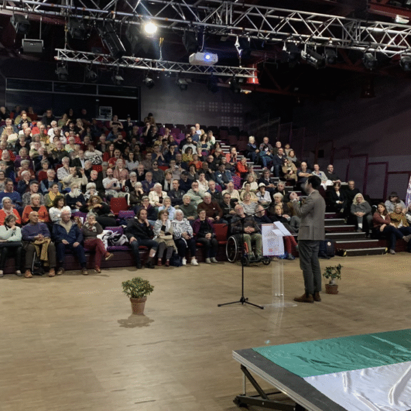300 personnes étaient présentes à La Rochelle ce vendredi soir | Valentin Boulay - LFI