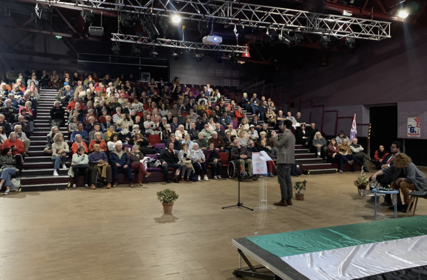 300 personnes étaient présentes à La Rochelle ce vendredi soir | Valentin Boulay - LFI