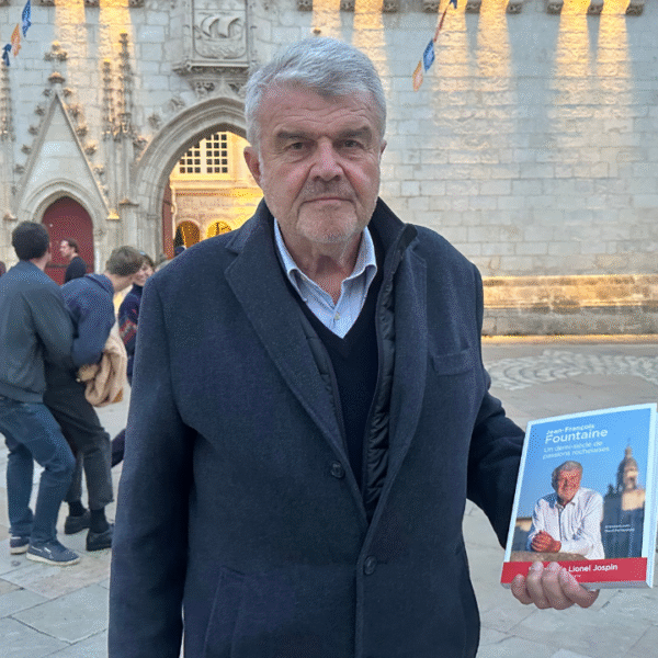 Jean-François Fountaine avec son livre | TL - INF la Rochelle