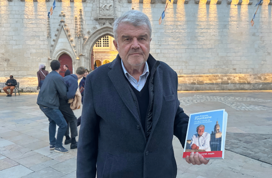 Jean-François Fountaine avec son livre | TL - INF la Rochelle