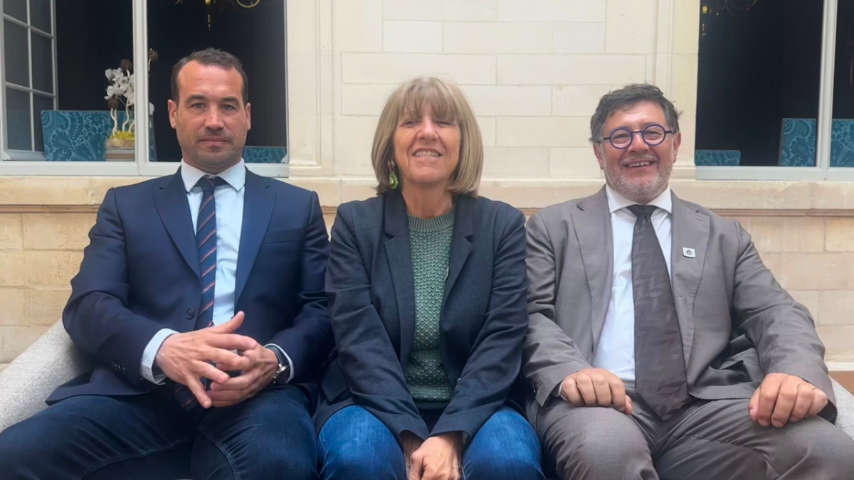 Thibaut Guiraud, ancien adjoint aux finances avant la démission de Jean-François Fountaine, accompagné de la première adjointe Catherine Léonidas et de son deuxième adjoint, Christophe Bertaud | Archives / TL - INF La Rochelle