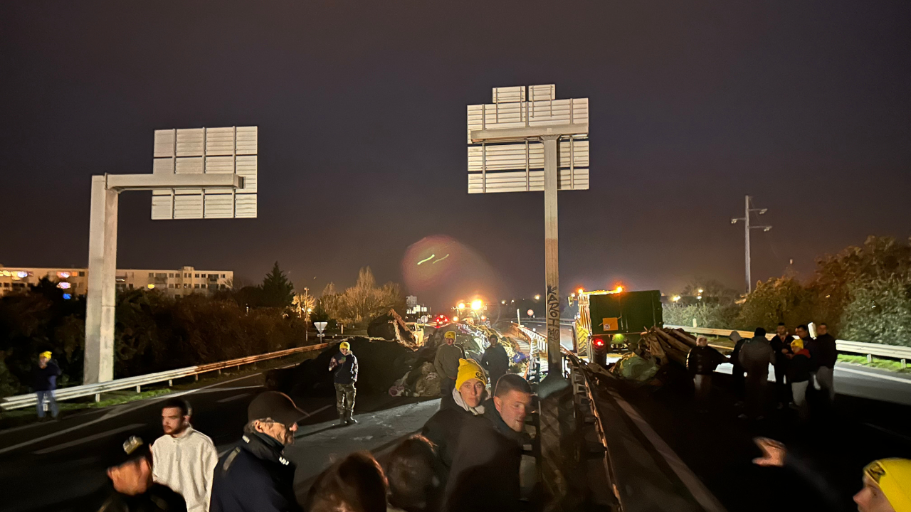 Les agriculteurs vont bloqu la rocade pour la nuit  TL - INF la Rochelle