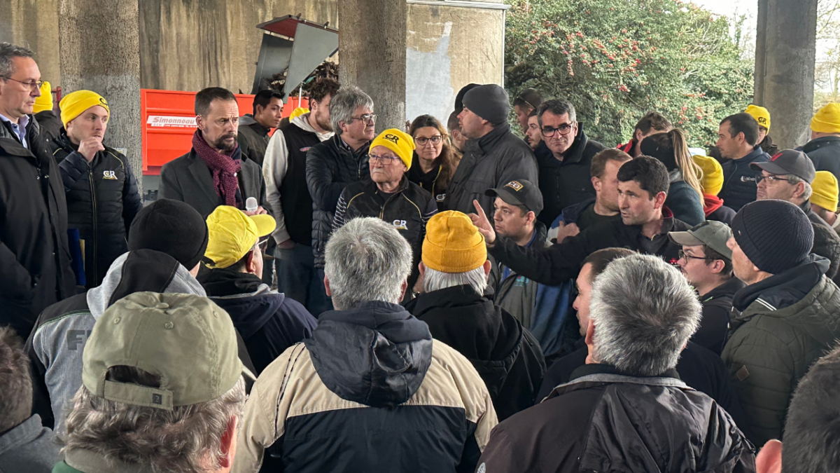 Le préfet est parti dialoguer avec les agriculteurs pendant près d’une heure | TL – INF La Rochelle