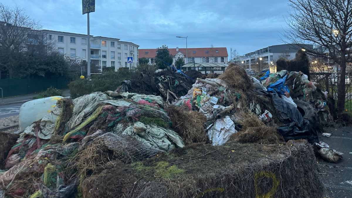 La DDTM (Direction départementale des territoires et de la mer) a été la cible des agriculteurs | TL – INF La Rochelle